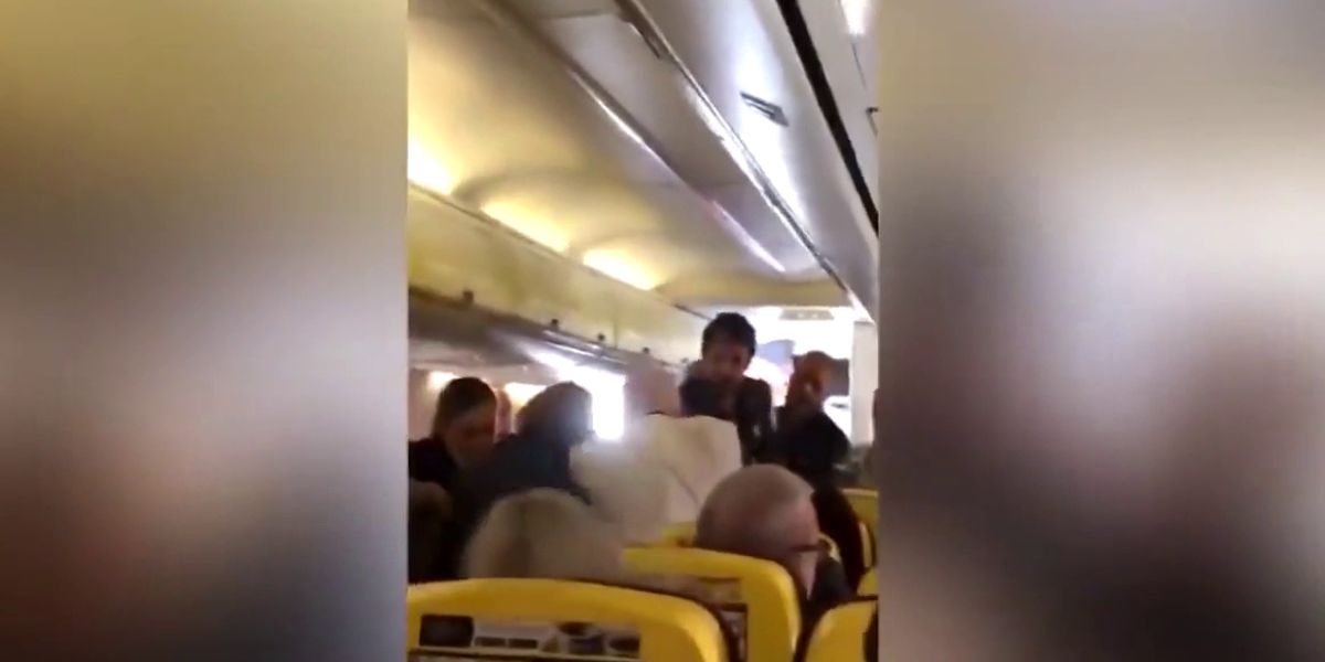 Pelea en un avión de Ryanair: un pasajero trata de arrancar la nariz a otro de un mordisco