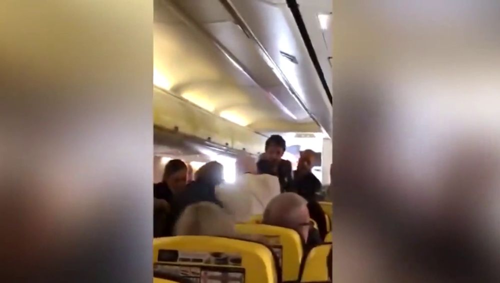 Pelea en un avión de Ryanair: un pasajero trata de arrancar la nariz a otro de un mordisco 