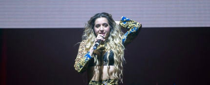 Lola Indigo durante un concierto en Madrid