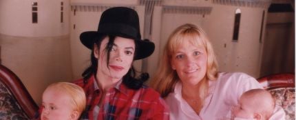 Michael Jackson y Debbie Rowe con sus hijos Prince y Paris