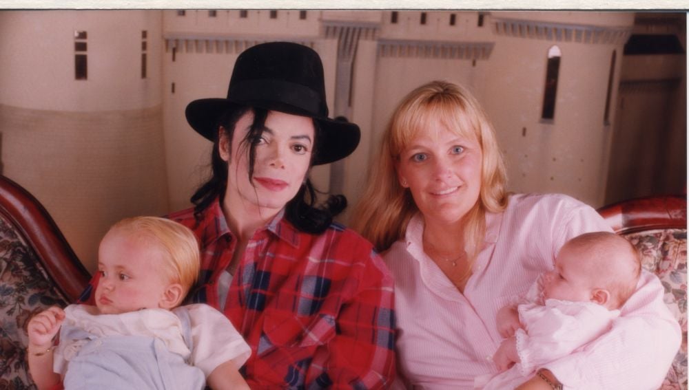 Michael Jackson y Debbie Rowe con sus hijos Prince y Paris