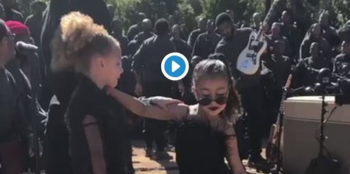 North West, hija de Kim Kardashian, enamora bailando a ritmo de un coro de gospel