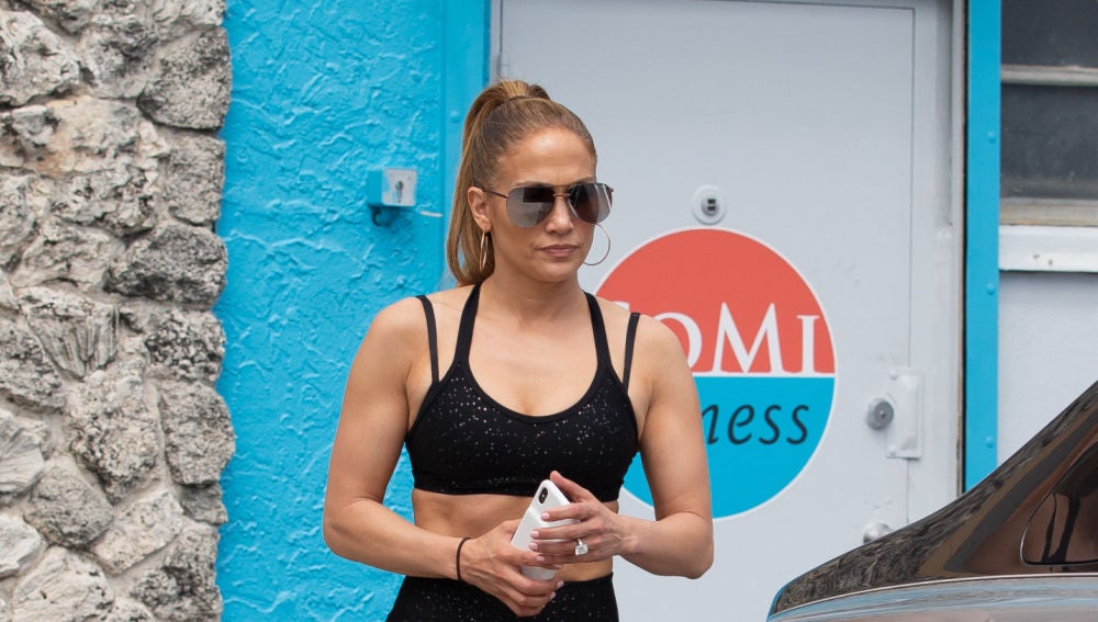 Jennifer Lopez saliendo del gimnasio