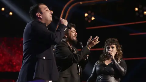 Antonio Orozco canta ‘Temblando’ con Lia Kali y Javi Moya en los Directos de ‘La Voz’ Antonio Orozco canta ‘Temblando’ con Lia Kali y Javi Moya en los Directos de ‘La Voz’