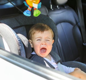 Niño llorando en el coche Niño llorando en el coche