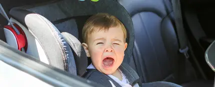 Niño llorando en el coche Niño llorando en el coche