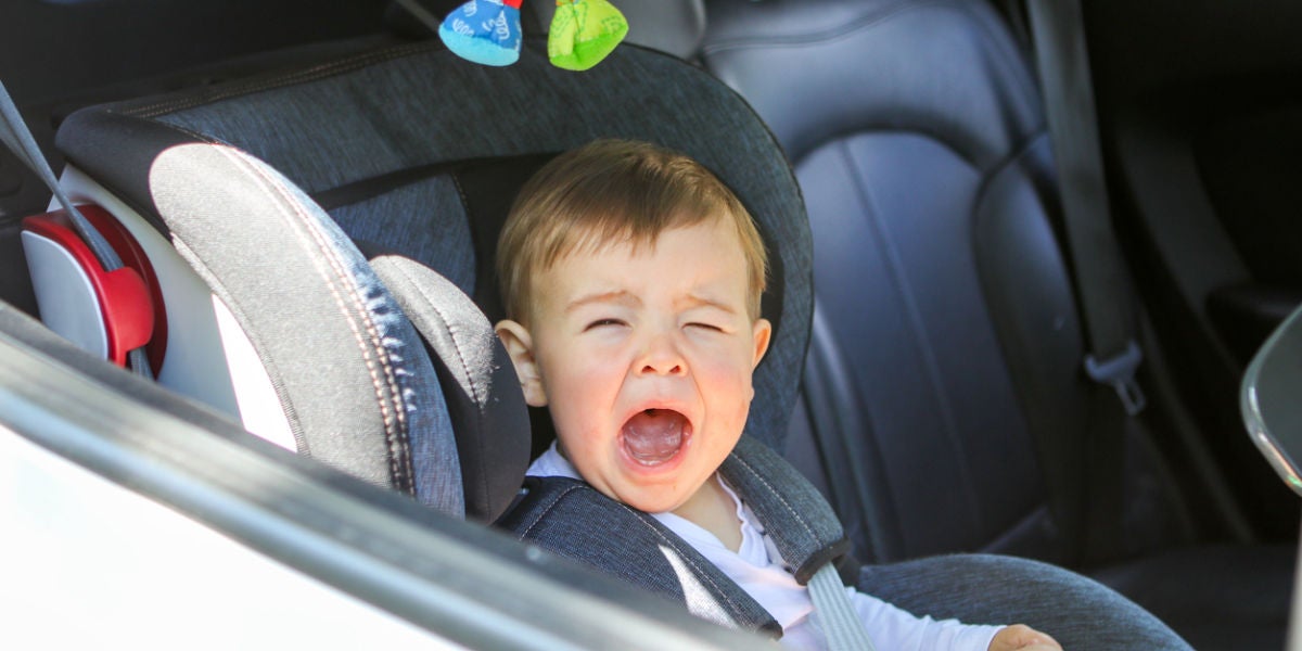 Niño llorando en el coche