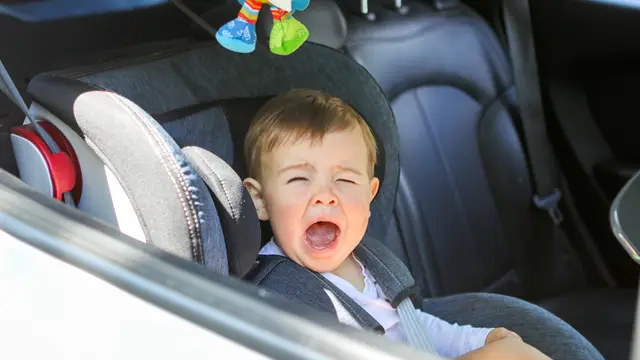 Niño llorando en el coche