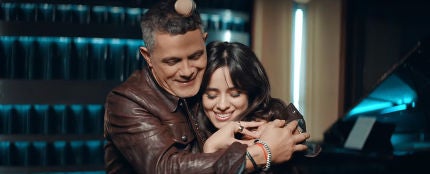 Alejandro Sanz y Camila Cabello en el v&iacute;deo de 'Mi Persona Favorita'