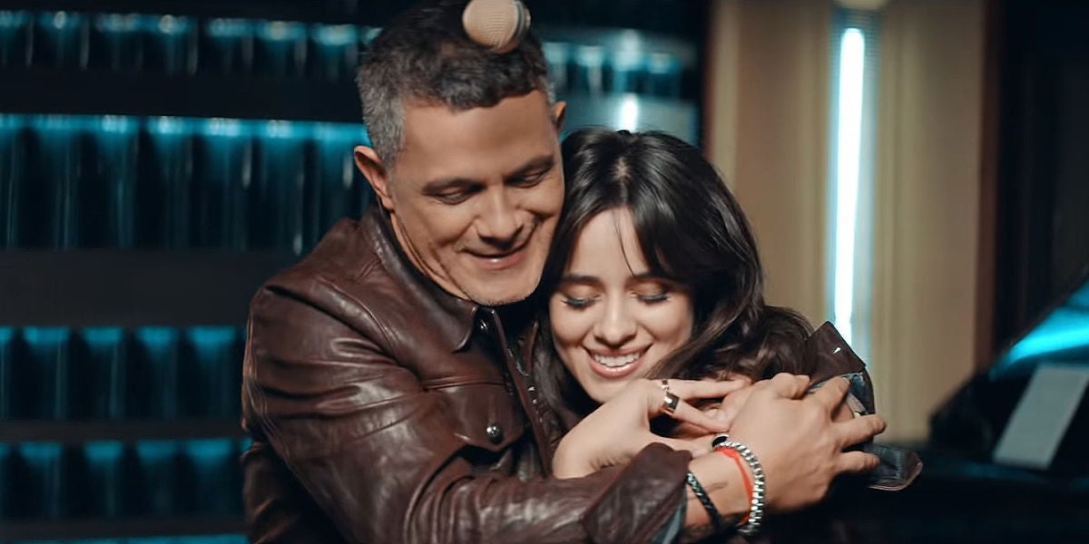 Alejandro Sanz y Camila Cabello en el vídeo de 'Mi Persona Favorita'