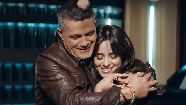 Alejandro Sanz y Camila Cabello en el vídeo de 'Mi Persona Favorita'
