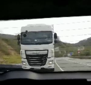 El pánico de una familia con varios niños mientras sufría el acoso de un camión en carretera: "Se me sale el corazón" El pánico de una familia con varios niños mientras sufría el acoso de un camión en carretera: "Se me sale el corazón"