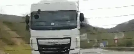 El pánico de una familia con varios niños mientras sufría el acoso de un camión en carretera: "Se me sale el corazón" El pánico de una familia con varios niños mientras sufría el acoso de un camión en carretera: "Se me sale el corazón"