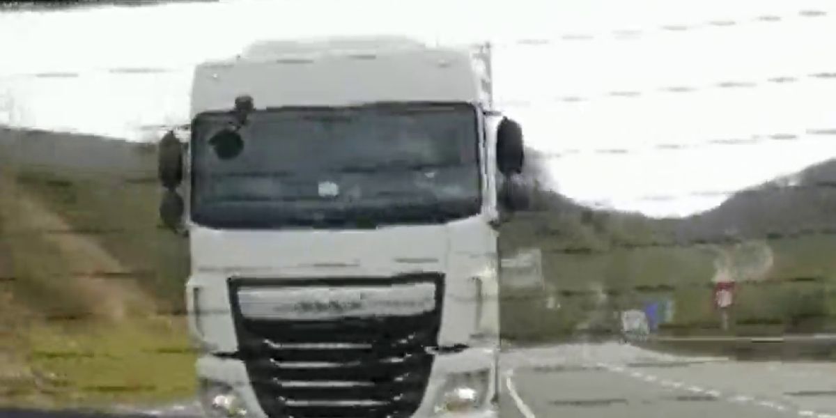 El pánico de una familia con varios niños mientras sufría el acoso de un camión en carretera: "Se me sale el corazón"