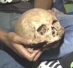 Un hincha argentino desentierra el cráneo de su abuelo Un hincha argentino desentierra el cráneo de su abuelo