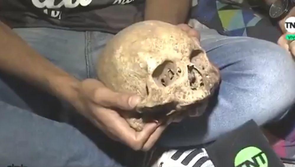 Un hincha argentino desentierra el cráneo de su abuelo