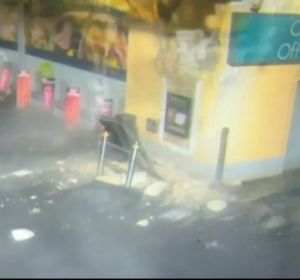 Roban un cajero autómatico con una pala excavadora Roban un cajero autómatico con una pala excavadora