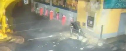 Roban un cajero autómatico con una pala excavadora Roban un cajero autómatico con una pala excavadora