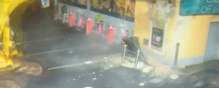 Roban un cajero autómatico con una pala excavadora Roban un cajero autómatico con una pala excavadora