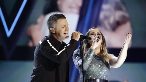 Alejandro Sanz y María Espinosa cantan 'Mi persona favorita' en la Final de 'La Voz' Alejandro Sanz y María Espinosa cantan 'Mi persona favorita' en la Final de 'La Voz'