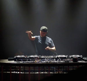 El DJ sueco Avicii durante una actuación El DJ sueco Avicii durante una actuación