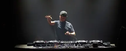 El DJ sueco Avicii durante una actuación El DJ sueco Avicii durante una actuación