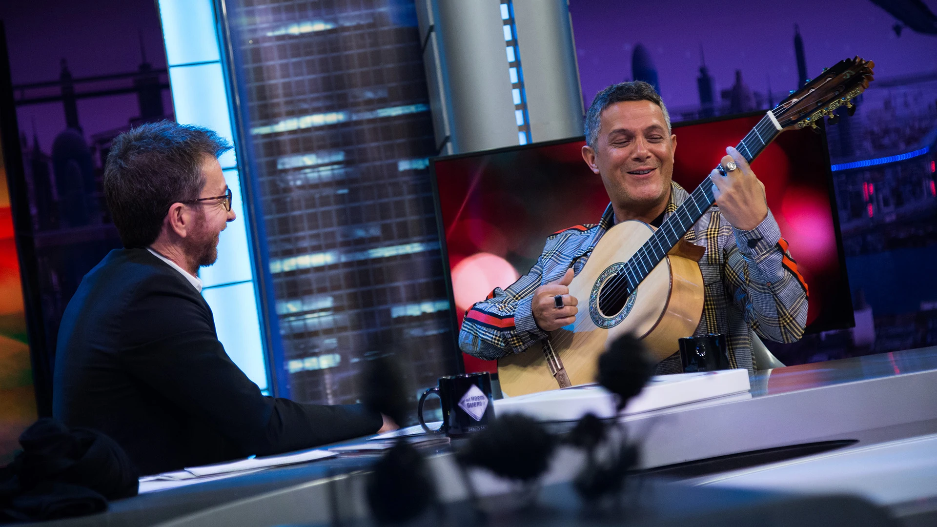 Alejandro Sanz enamora tocando la guitarra y cantando 'Mi persona favorita' en 'El Hormiguero 3.0' Alejandro Sanz enamora tocando la guitarra y cantando 'Mi persona favorita' en 'El Hormiguero 3.0'