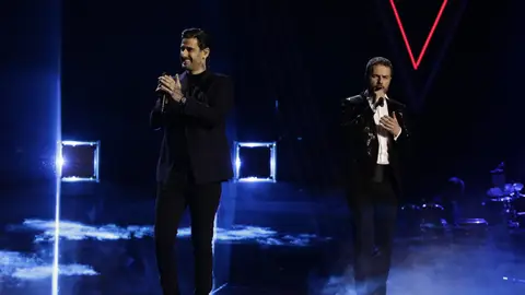 Melendi y Ángel Cortés cantan 'Besos a la lona' en la Final de 'La Voz' Melendi y Ángel Cortés cantan 'Besos a la lona' en la Final de 'La Voz'