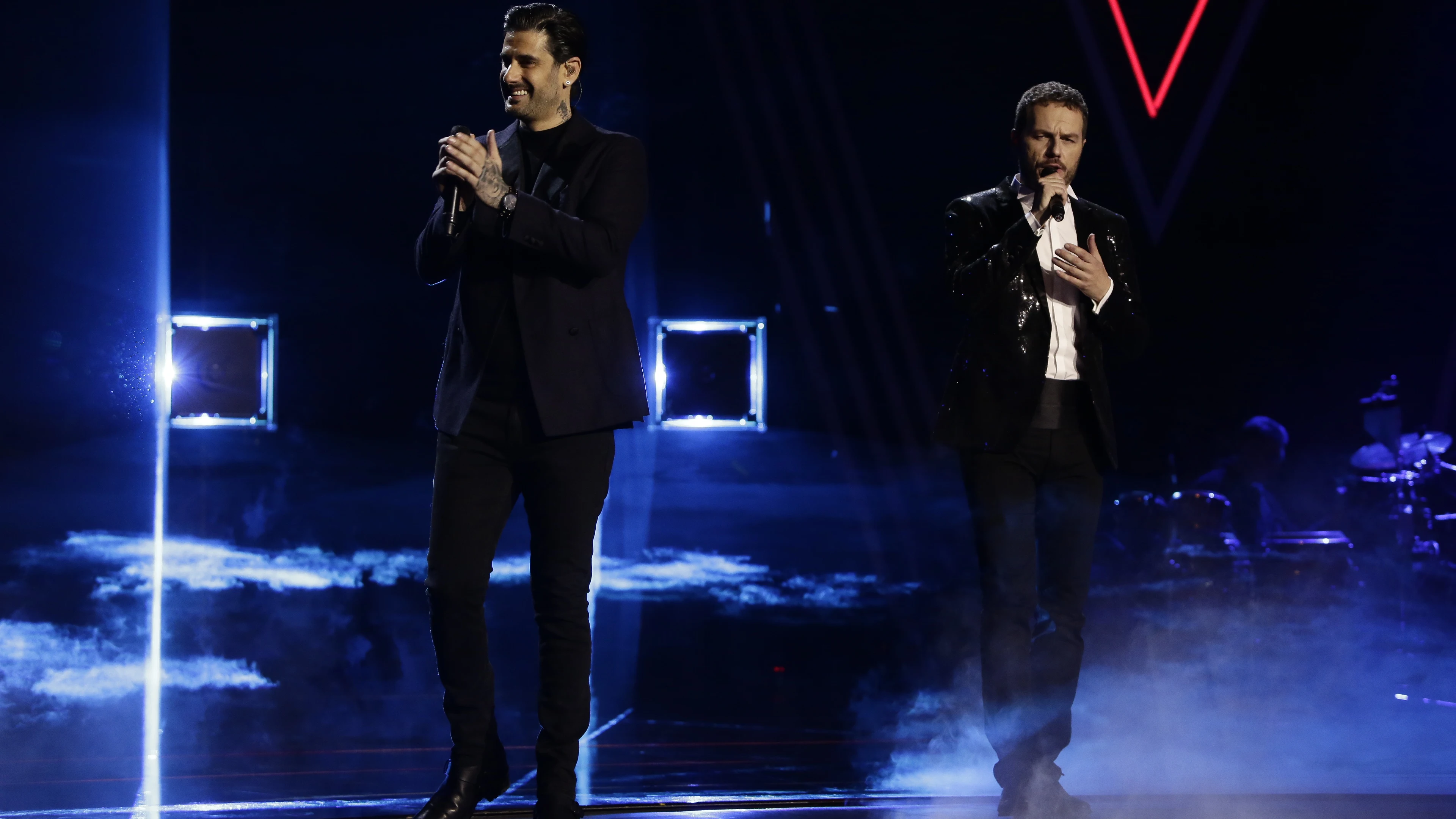 Melendi y Ángel Cortés cantan 'Besos a la lona' en la Final de 'La Voz' Melendi y Ángel Cortés cantan 'Besos a la lona' en la Final de 'La Voz'