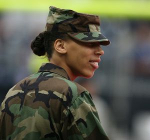 Una mujer militar Una mujer militar
