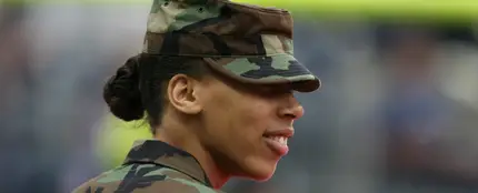 Una mujer militar Una mujer militar
