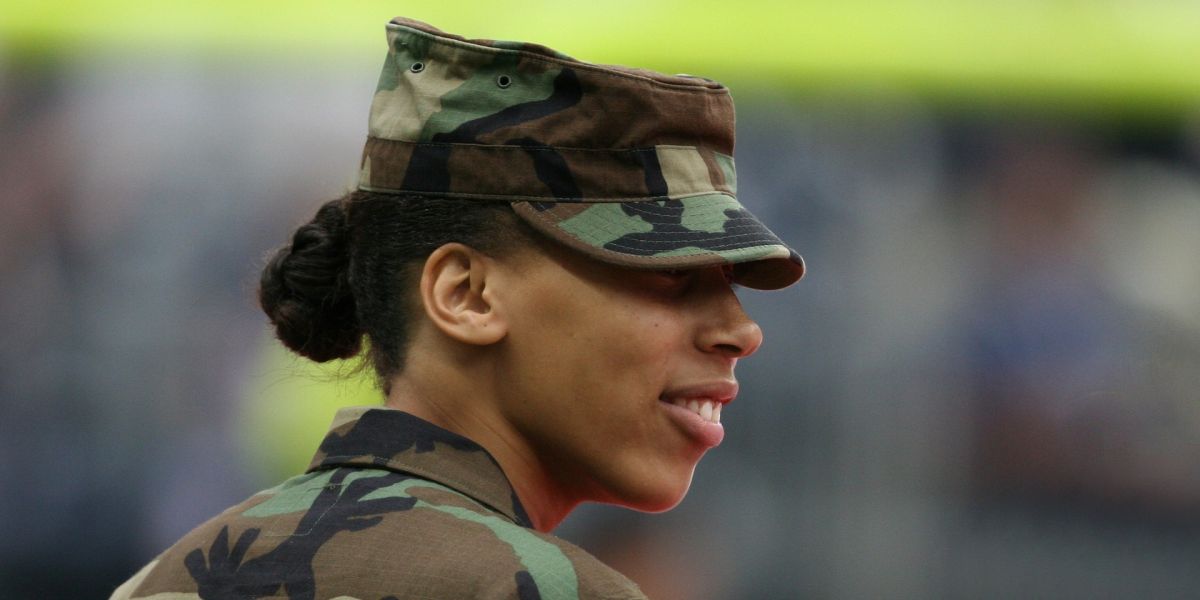 Una mujer militar