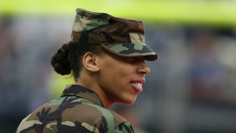 Una mujer militar