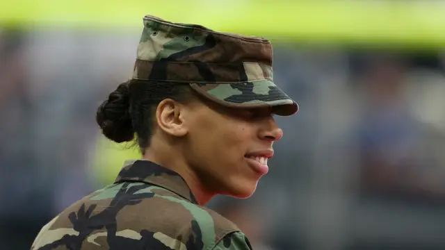 Una mujer militar