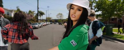 Becky G en el videoclip de 'Green Light Go'