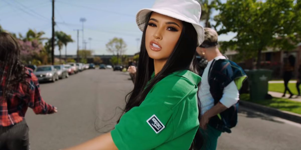 Becky G en el videoclip de 'Green Light Go'