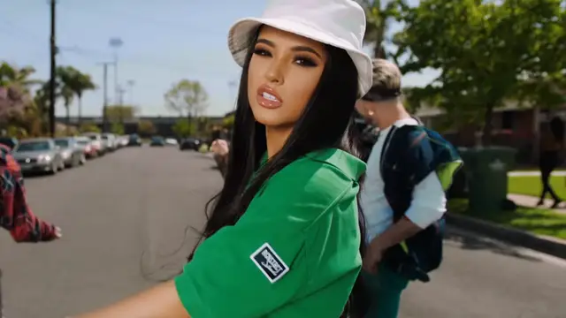 Becky G en el videoclip de 'Green Light Go'