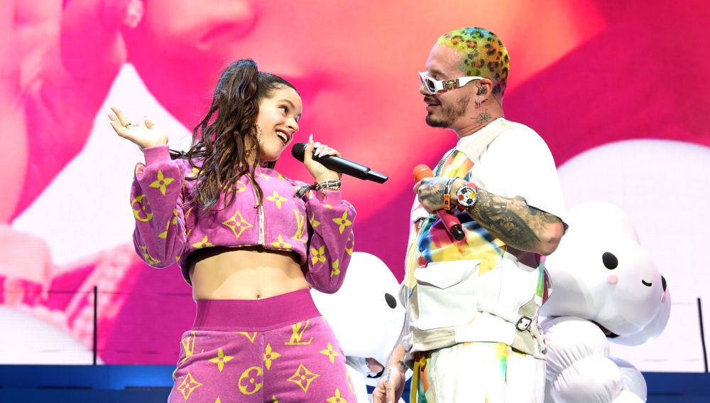 Rosalía y J Balvin cantando 'Con Altura' en Coachella 2019