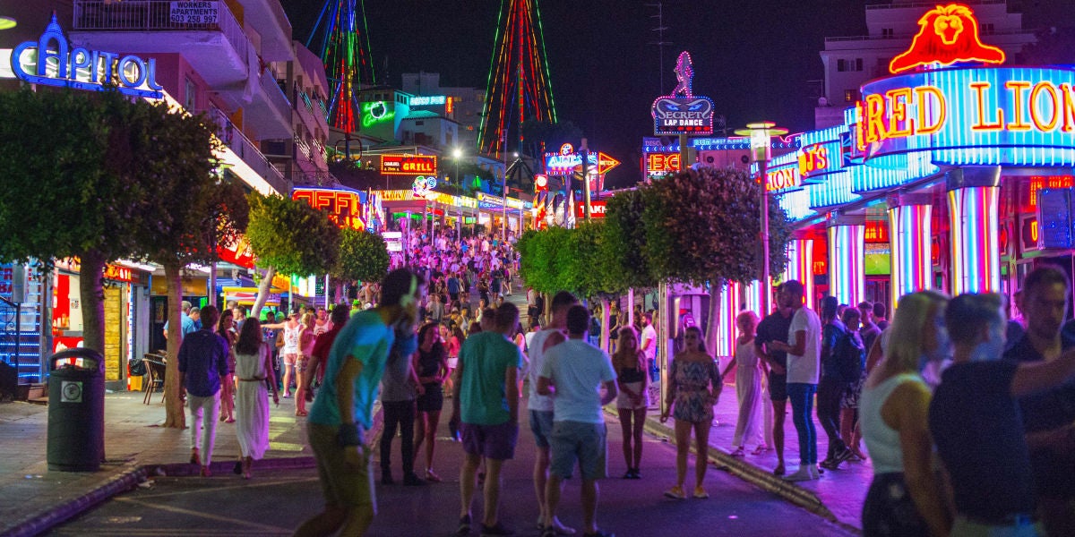 Turistas en Punta Ballena, en Magaluf (Mallorca)