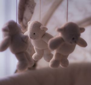Juguetes en una cuna de bebé Juguetes en una cuna de bebé