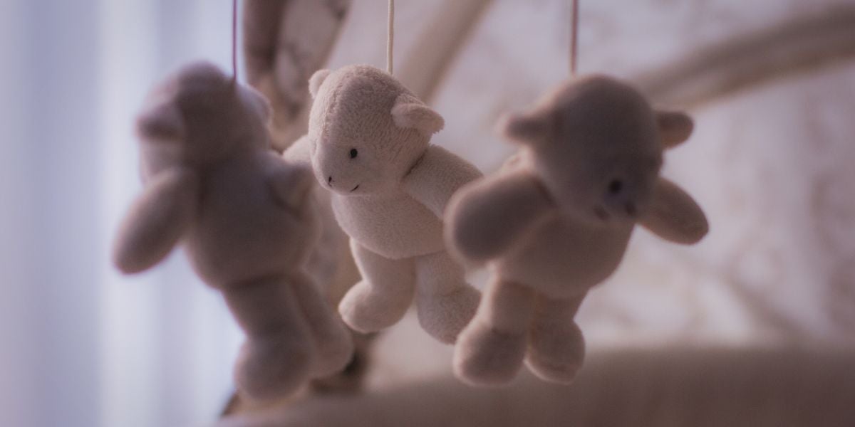 Juguetes en una cuna de bebé