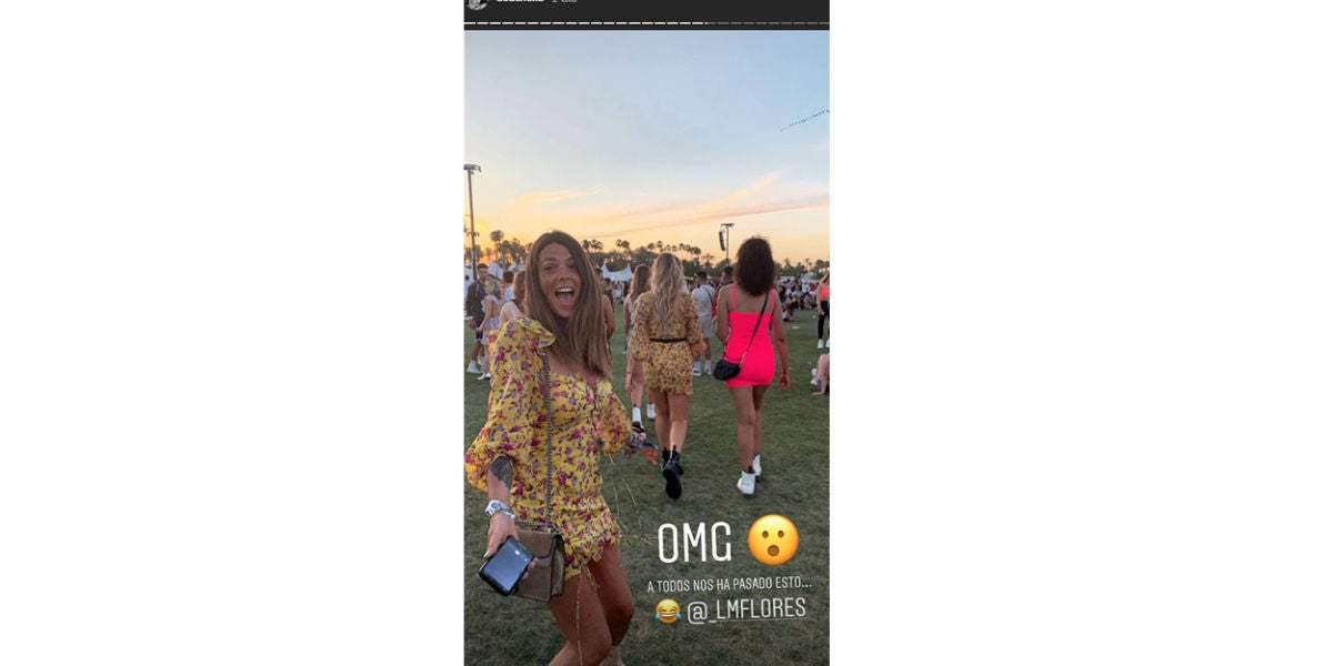 Laura Matamoros junto a la chica que llevaba el mismo vestido