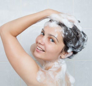 Una chica lavándose el pelo Una chica lavándose el pelo