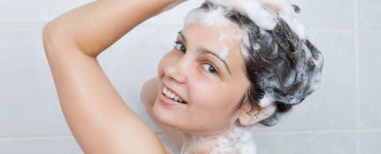 Una chica lavándose el pelo
