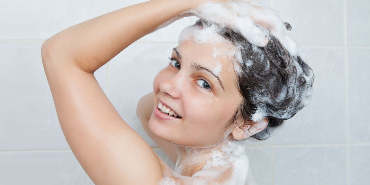 Una chica lavándose el pelo