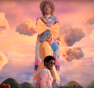Diplo, Maddie Ziegler y Labrinth en el vídeo de 'No New Friends' Diplo, Maddie Ziegler y Labrinth en el vídeo de 'No New Friends'