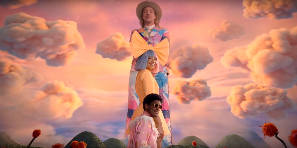 Diplo, Maddie Ziegler y Labrinth en el vídeo de 'No New Friends'