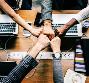 Varios empleados de una oficina Varios empleados de una oficina