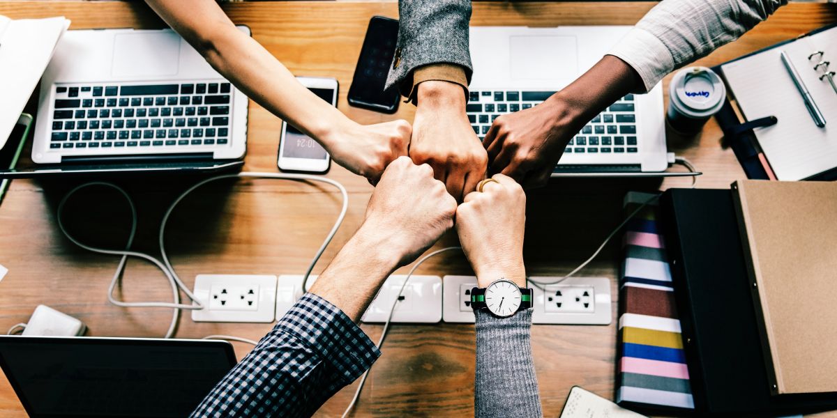Varios empleados de una oficina