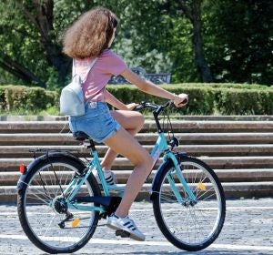 Una chica montando en bicicleta Una chica montando en bicicleta